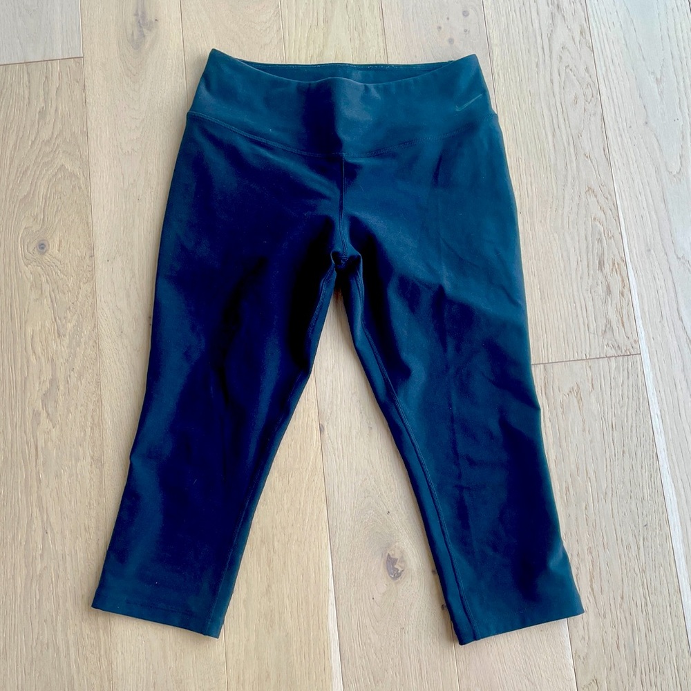 Nike Womans Size Small, Black Leggings. (Dri- Fit)
